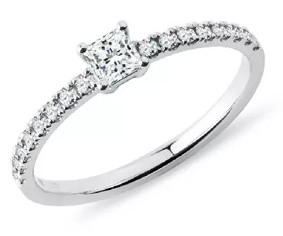 Elegantní prstýnek z bílého zlata s princess diamanty