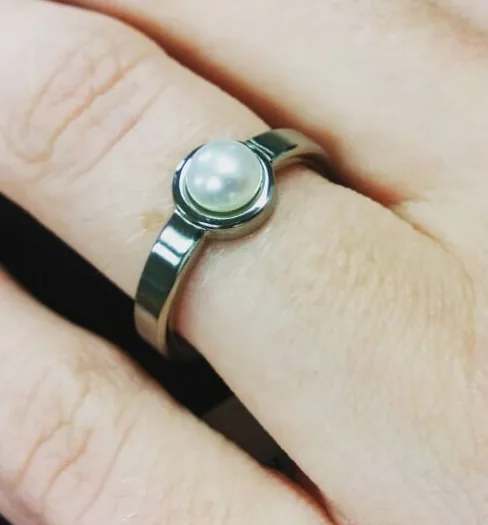 Dámský perlový prsten z titanu