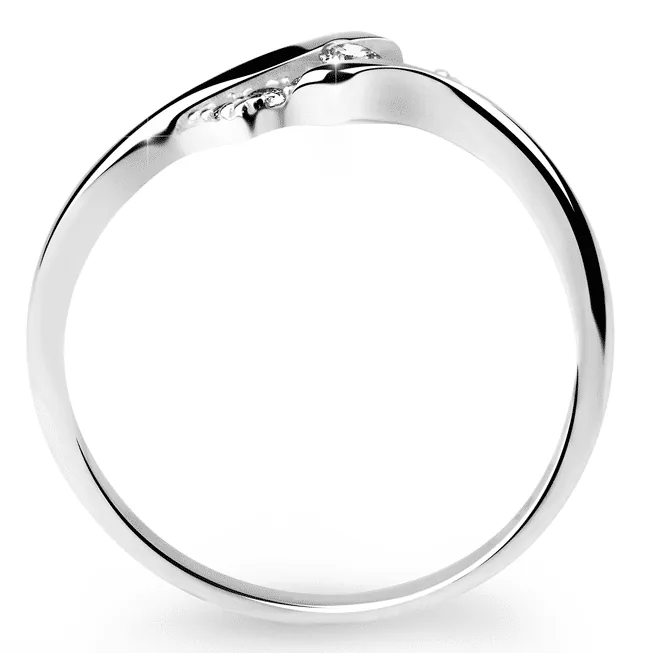 Prsten má sněhově bílý lesklý povrch