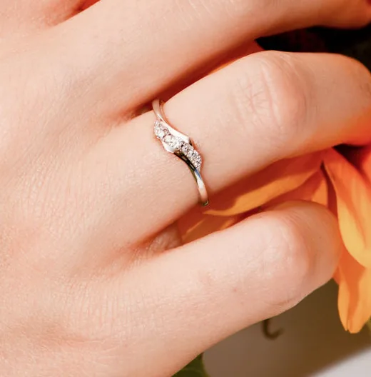 Točený zlatý briliantový prstýnek