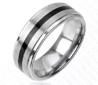 Pánský wolframový prsten s černým tenkým proužkem uprostřed