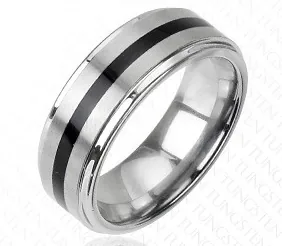 Pánský wolframový prsten s černým tenkým proužkem uprostřed